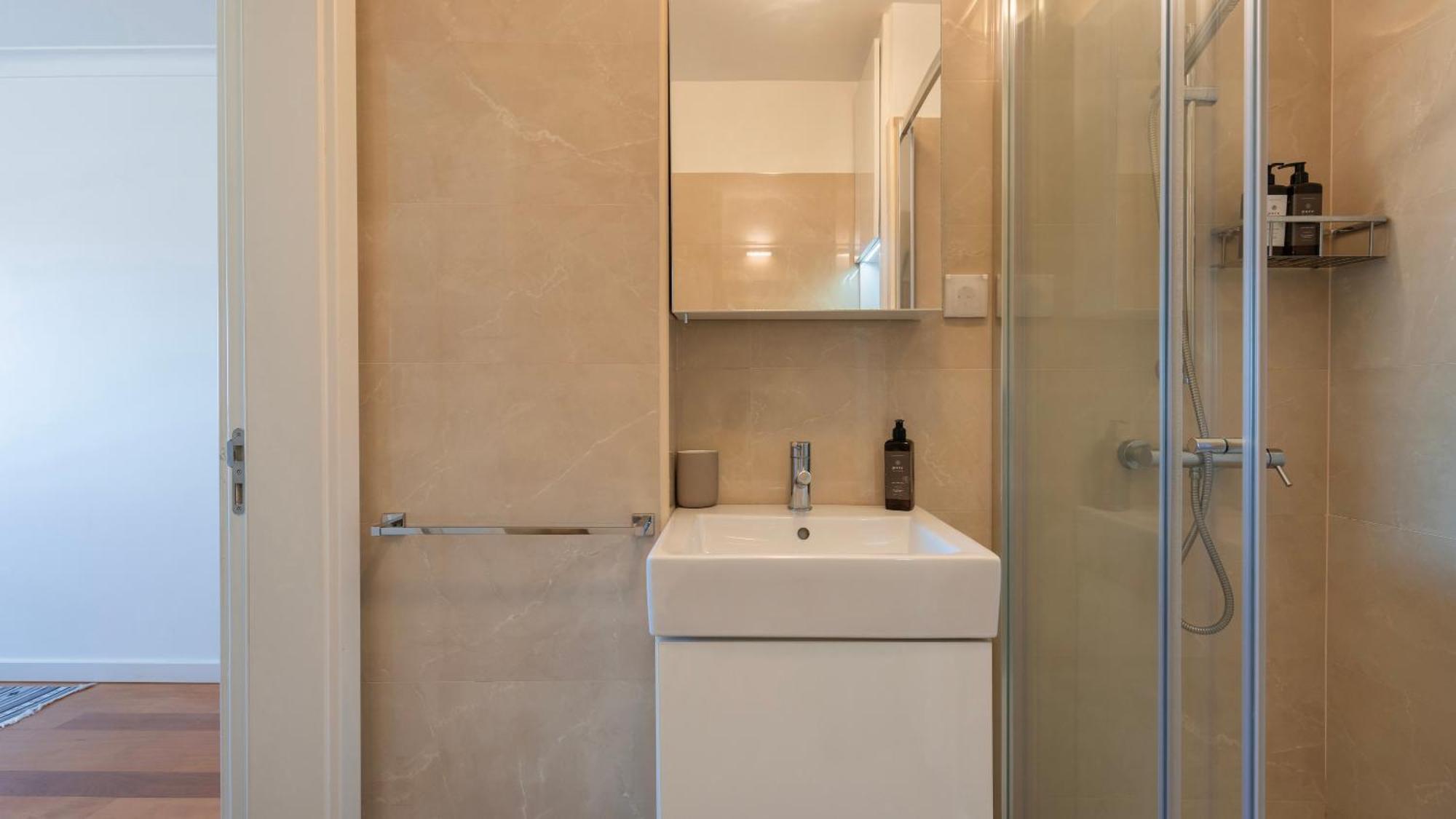 Stylish Apartment With Parking By Lovelystay 리스본 외부 사진